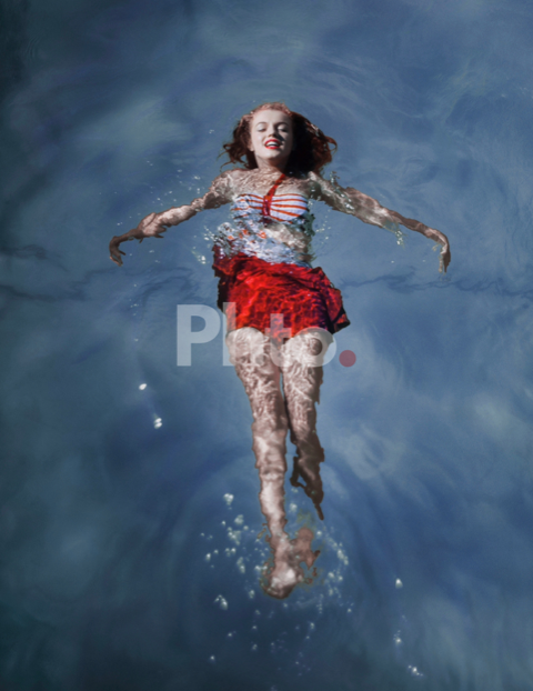 imagen de Norma Jeane en el agua