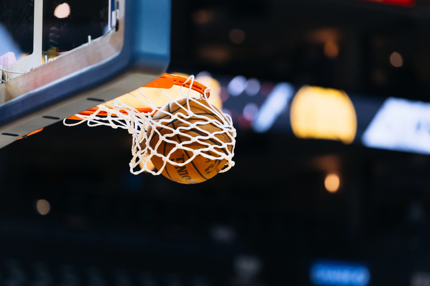 imagen de baloncesto entrando en el aro Sorare NBA