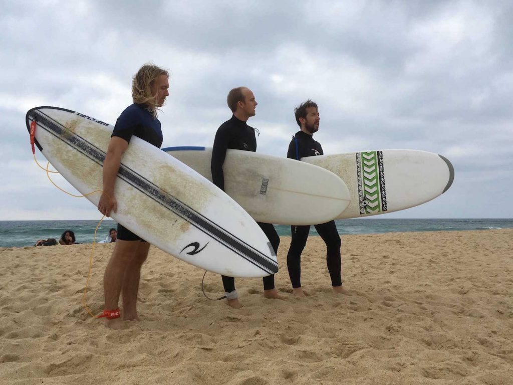 Fundadores de SuperRare con tablas de surf