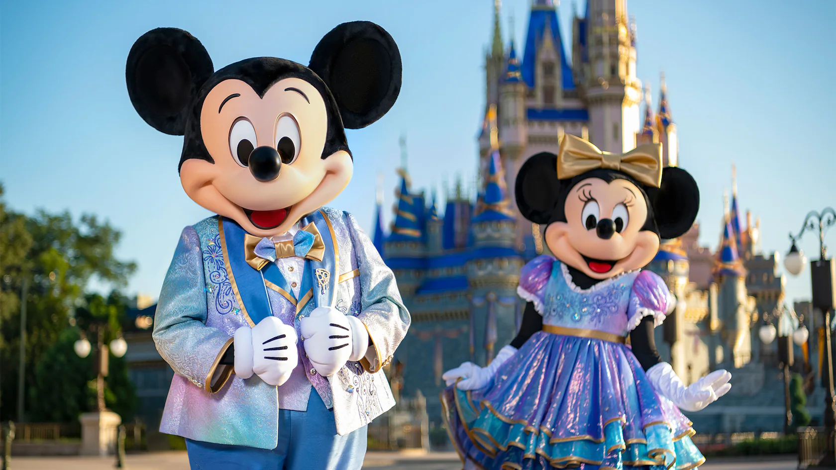 Imagen de los personajes de Disney Mickey y Minnie mouse fuera del metaverso del resort