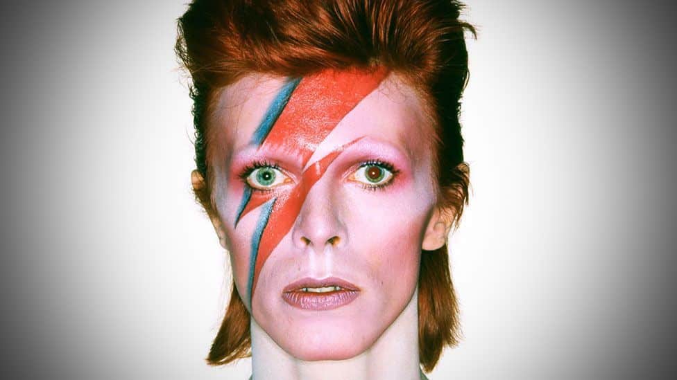 imagen de David Bowie maquillado