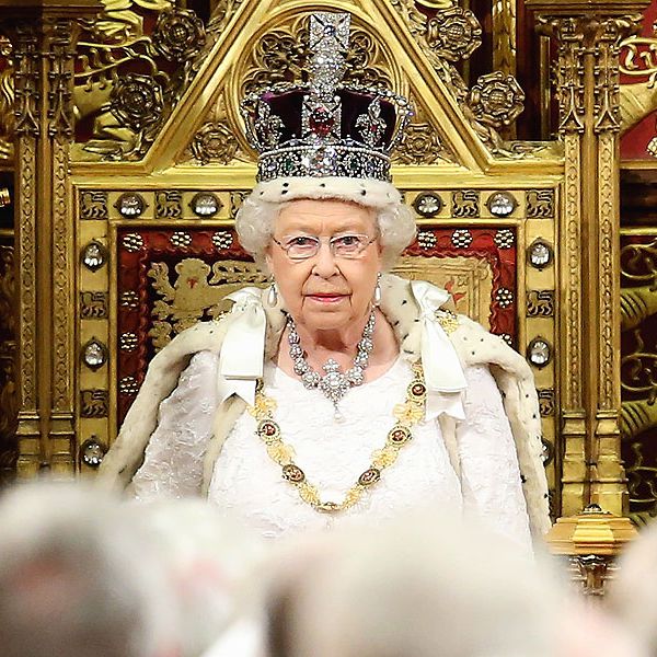 Imagen de la reina Isabel II, en el trono con corona