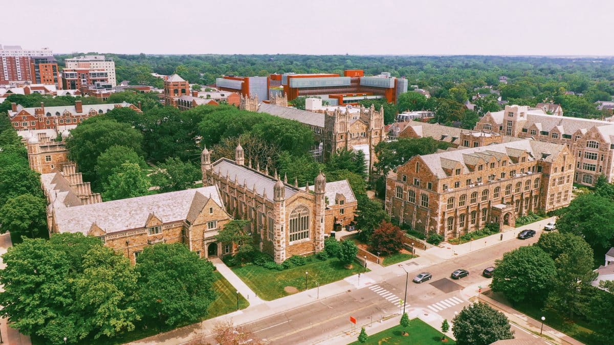 foto del campus de la universidad de michigan