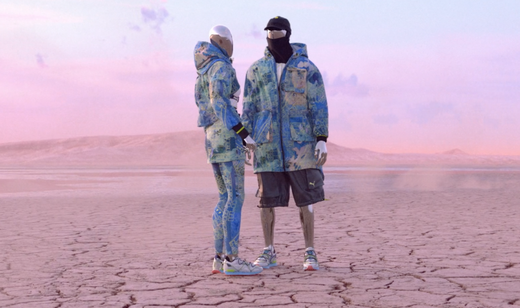 imagen de dos personajes de moda digital en el metaverso sobre un fondo desértico