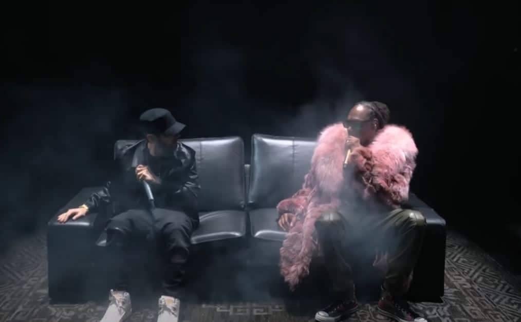 Imagen de Snoop Dogg y Eminem sentados juntos en un sofá negro durante los MTV VMA