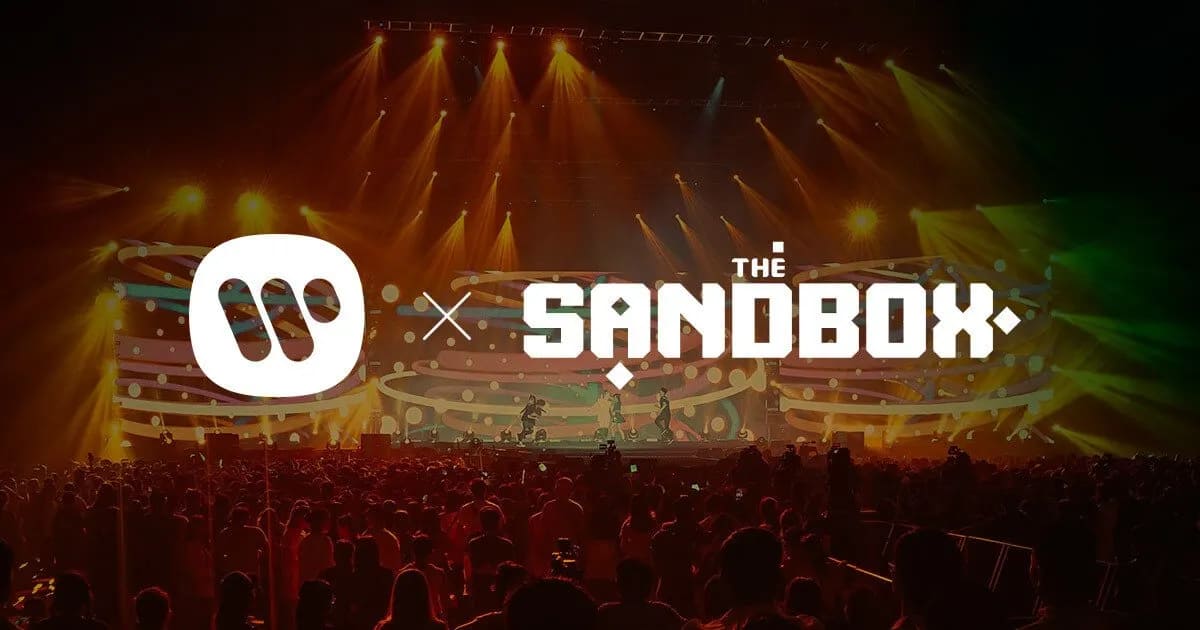 imagen del logotipo del metaverso de Sandbox y los logotipos de Warner Music, uno al lado del otro, superpuestos sobre una multitud de conversos