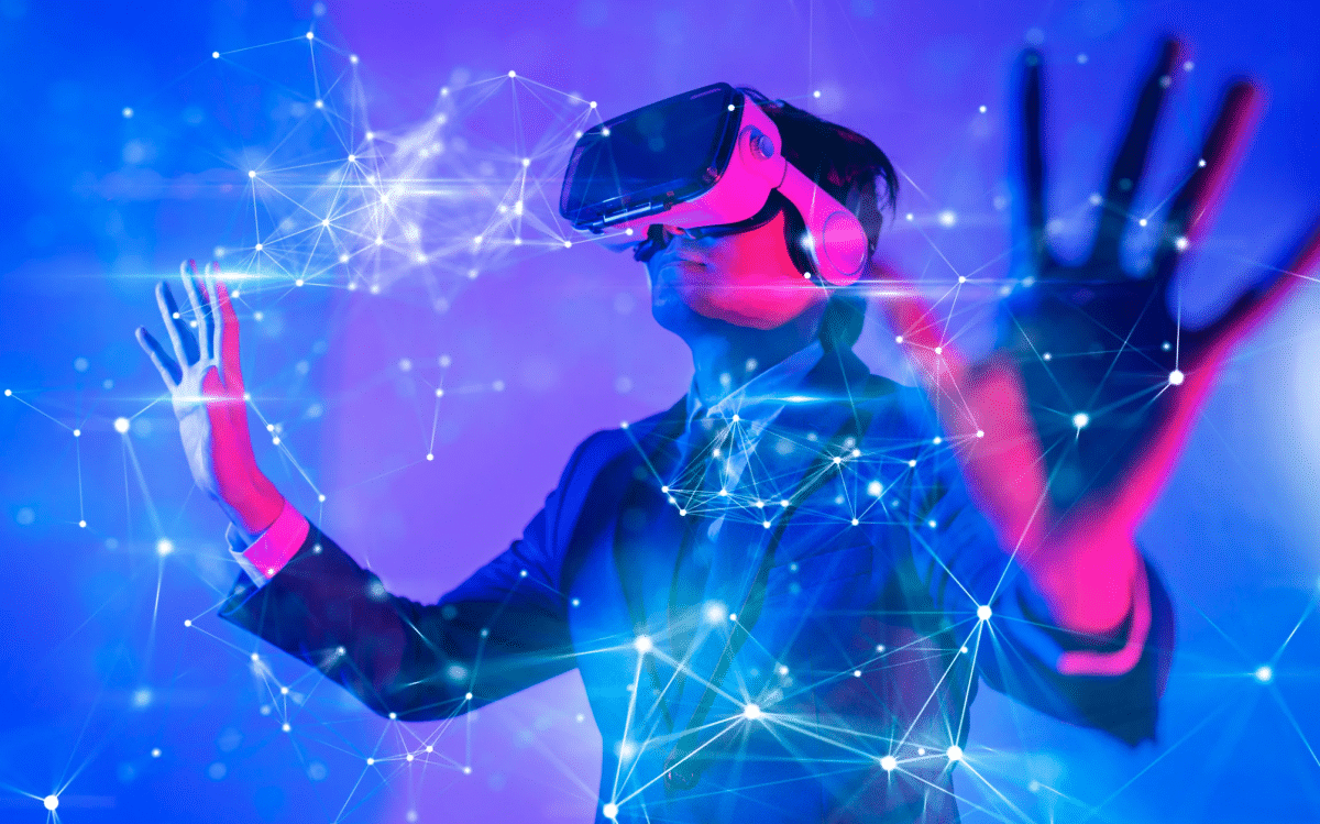 Una mujer con un casco de realidad virtual en una sala azul y morada en apoyo de LG Metaverse Partnership.