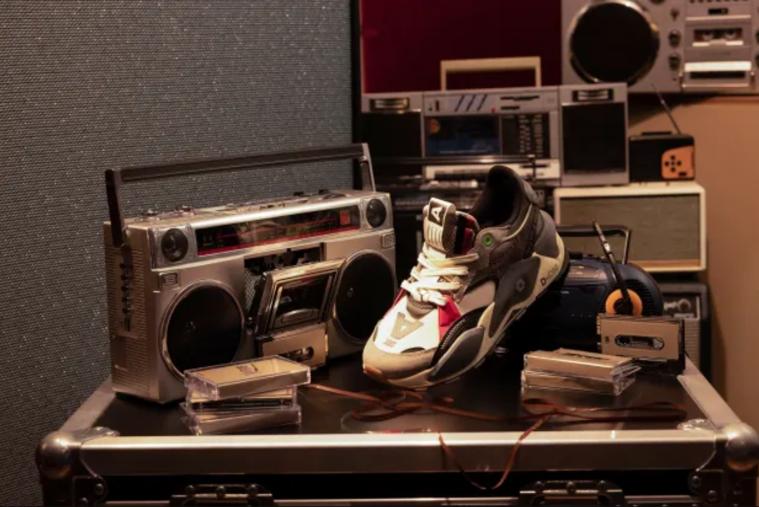 imagen de zapatillas PUMA x Roc Nation cerca de un tocadiscos